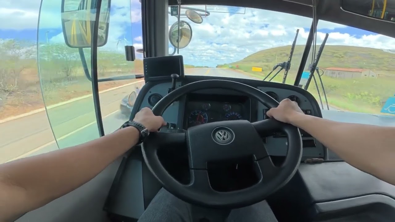 Na visão do motorista escolar, ônibus Volkswagen Thunder midi.￼