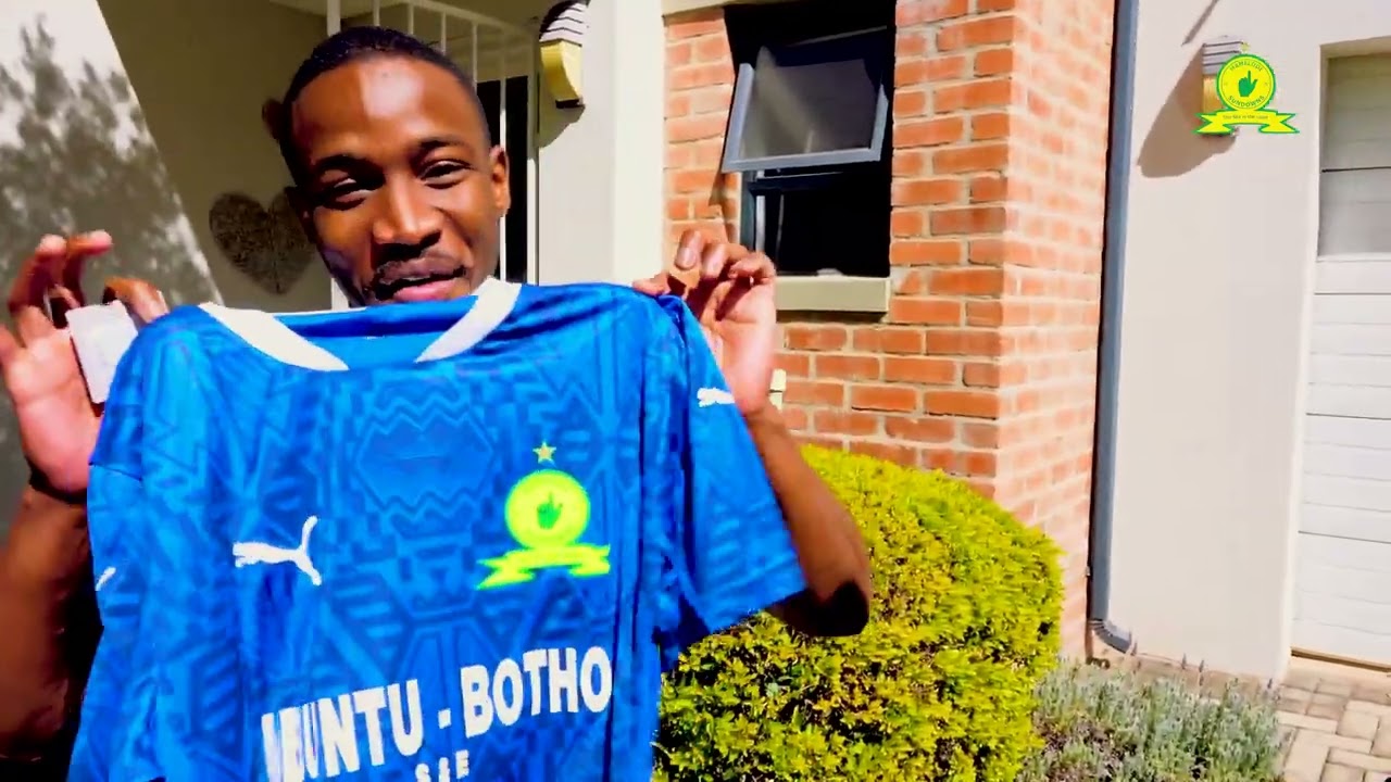 Lunga Shabalala & Zolisa Xaluva Recieve Replica's! 👕|  Mamelodi Sundowns Jersey Handover Tour 👆