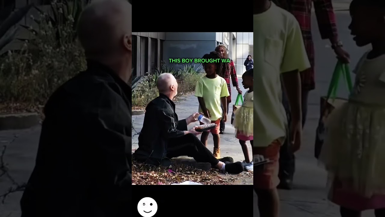 These lovely kids help the old man for free ❤️&zwj;🩹