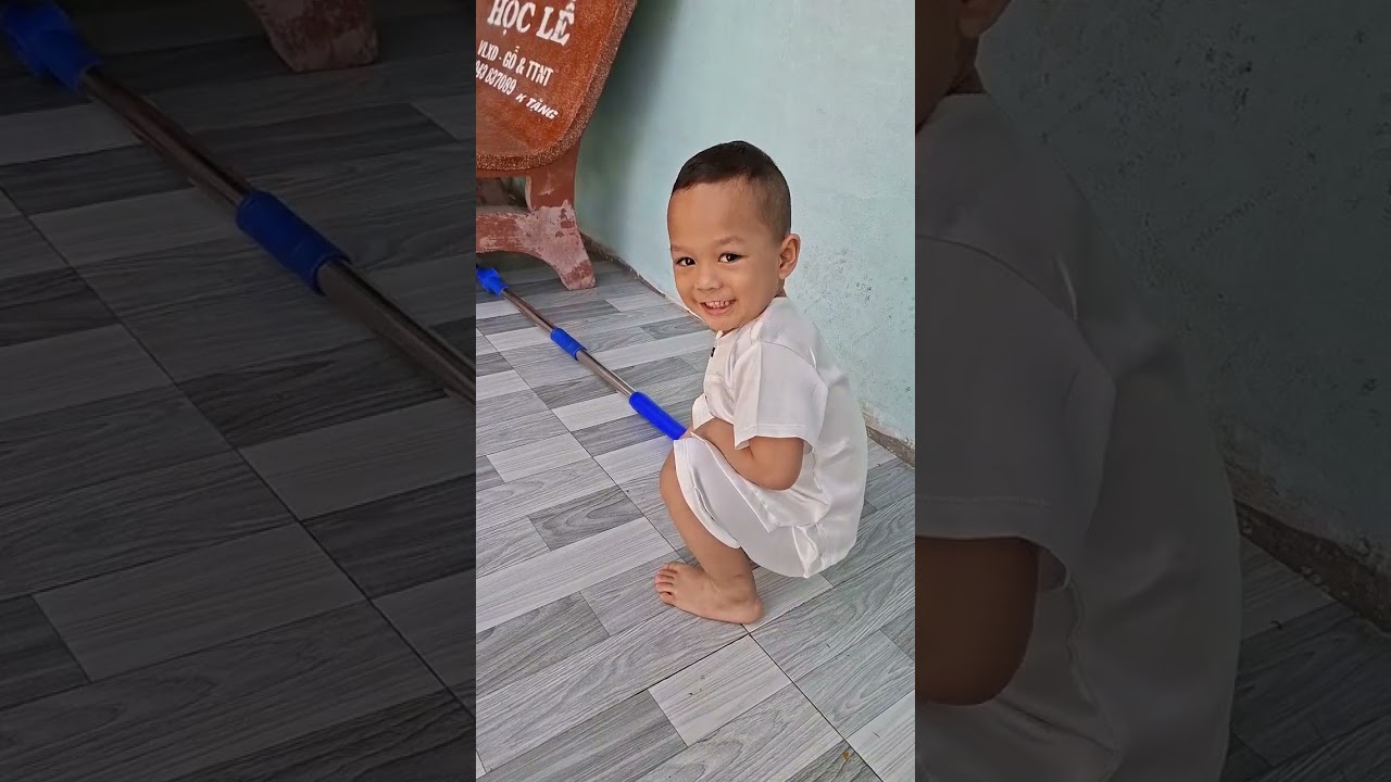 Ba chị em ăn bánh xèo ngày tết 