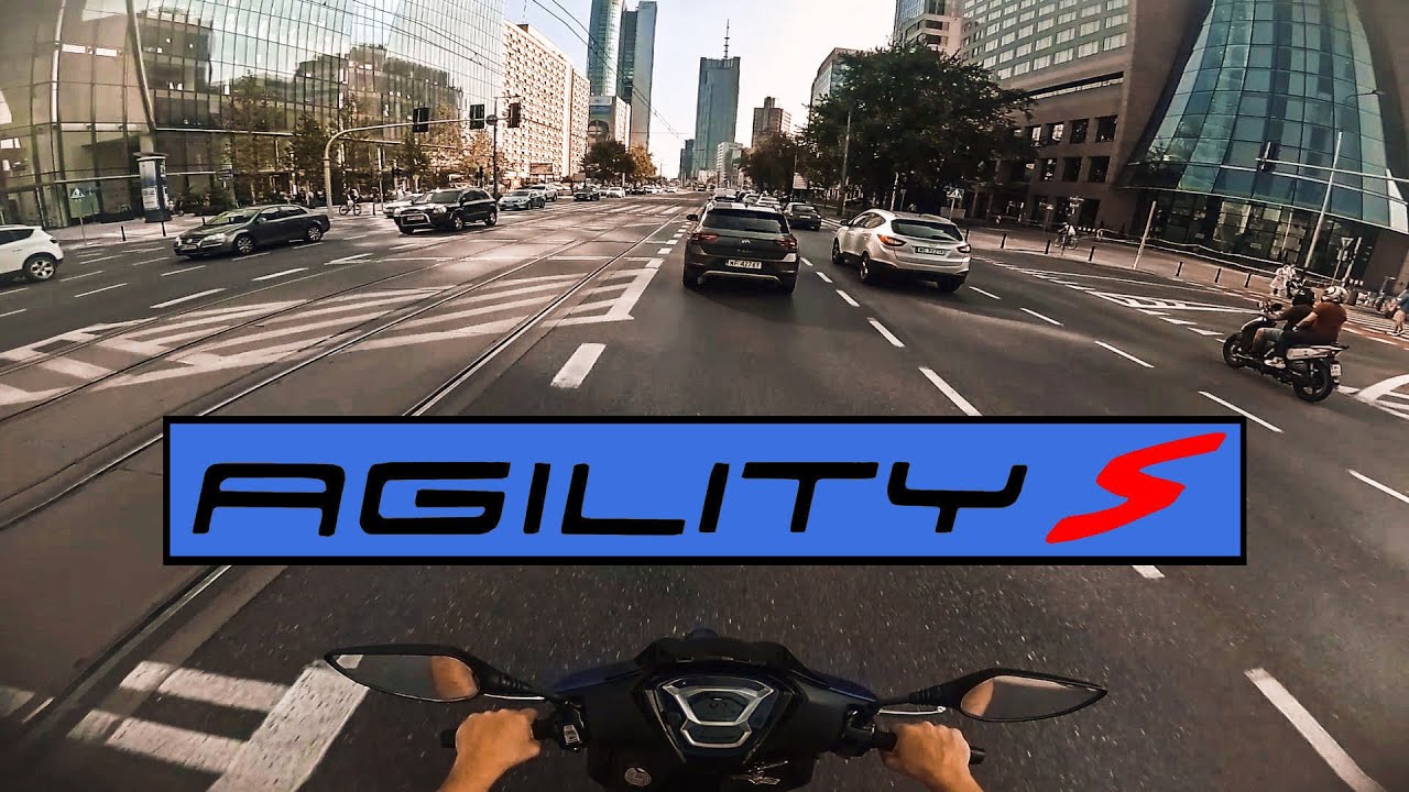 Jadę skuterem KYMCO AGILITY S 125 pod Pałac Kultury