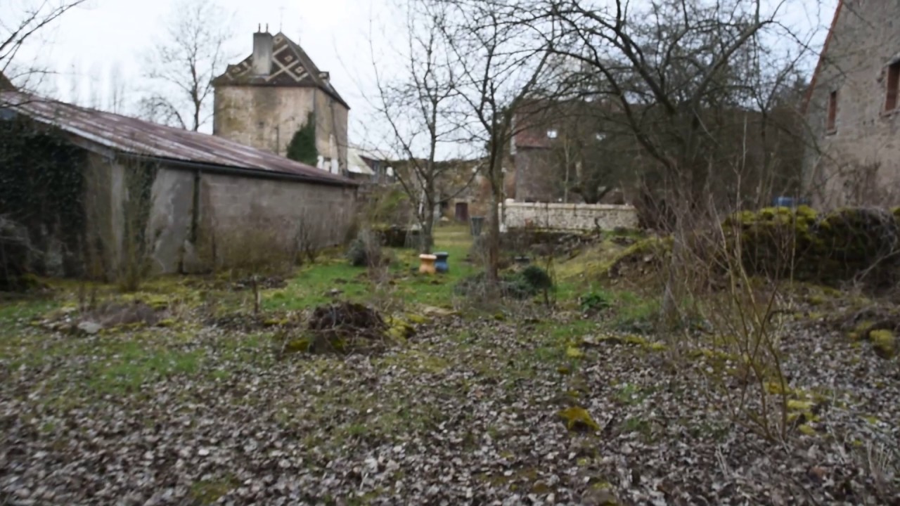 Visvijver, moestuin en huis Le Maupas, Sussey. Bourgogne, France.
