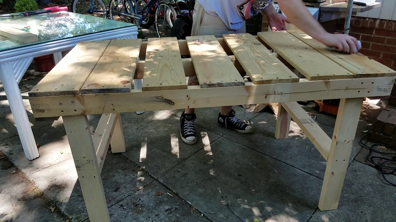 Making an outdoor table out of a pallet found in the trash!