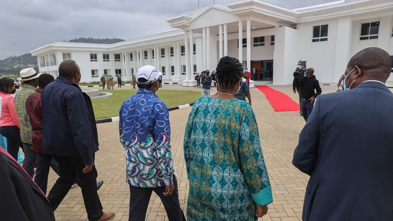 PRESIDENT UHURU FINALLY VISITS GOVERNOR MUTUA'S 'WHITE HOUSE!' OFFICIALLY OPENS IT! RAILA PRESENT!