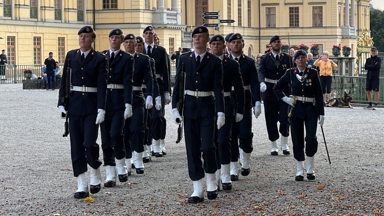 Drottningholms Slott vaktavlösning. A8 Boden  - Lv 6 Halmstad  2023-09-27