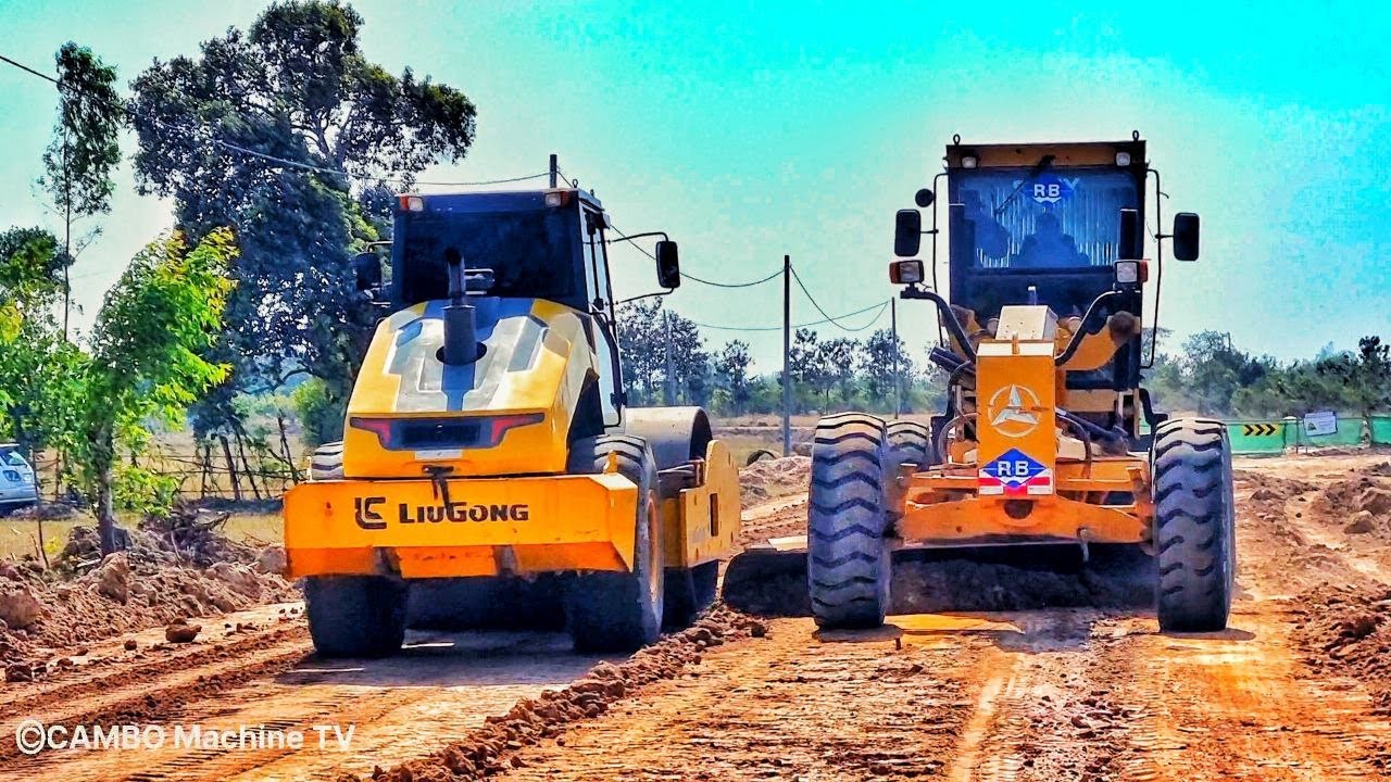 New Project Road Construction Motor Grader Leveling Dirt With Roller Compacting Foundation Road