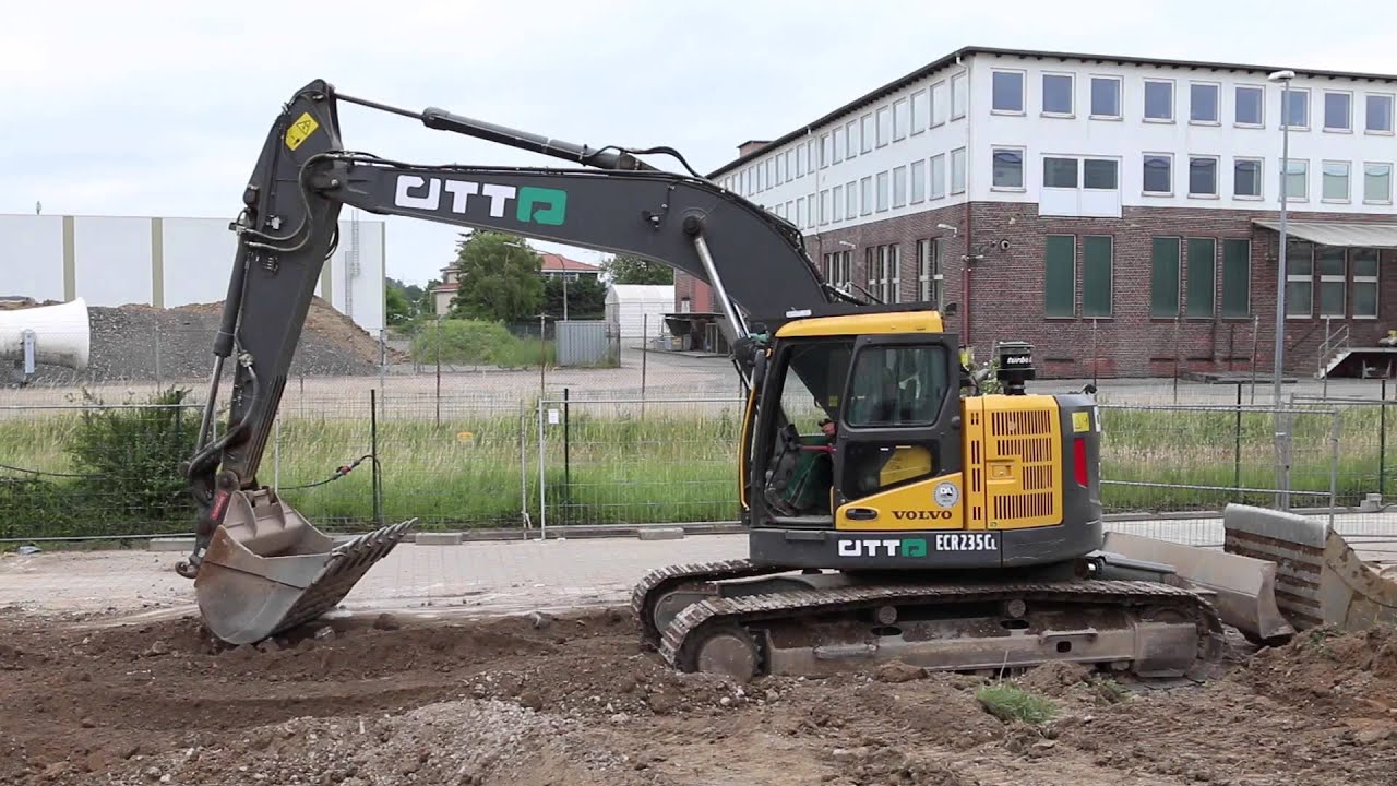 Volvo ECR 235 C mit Oil Quick schachtet Baugrube aus und belädt MAN F2000 (HD)