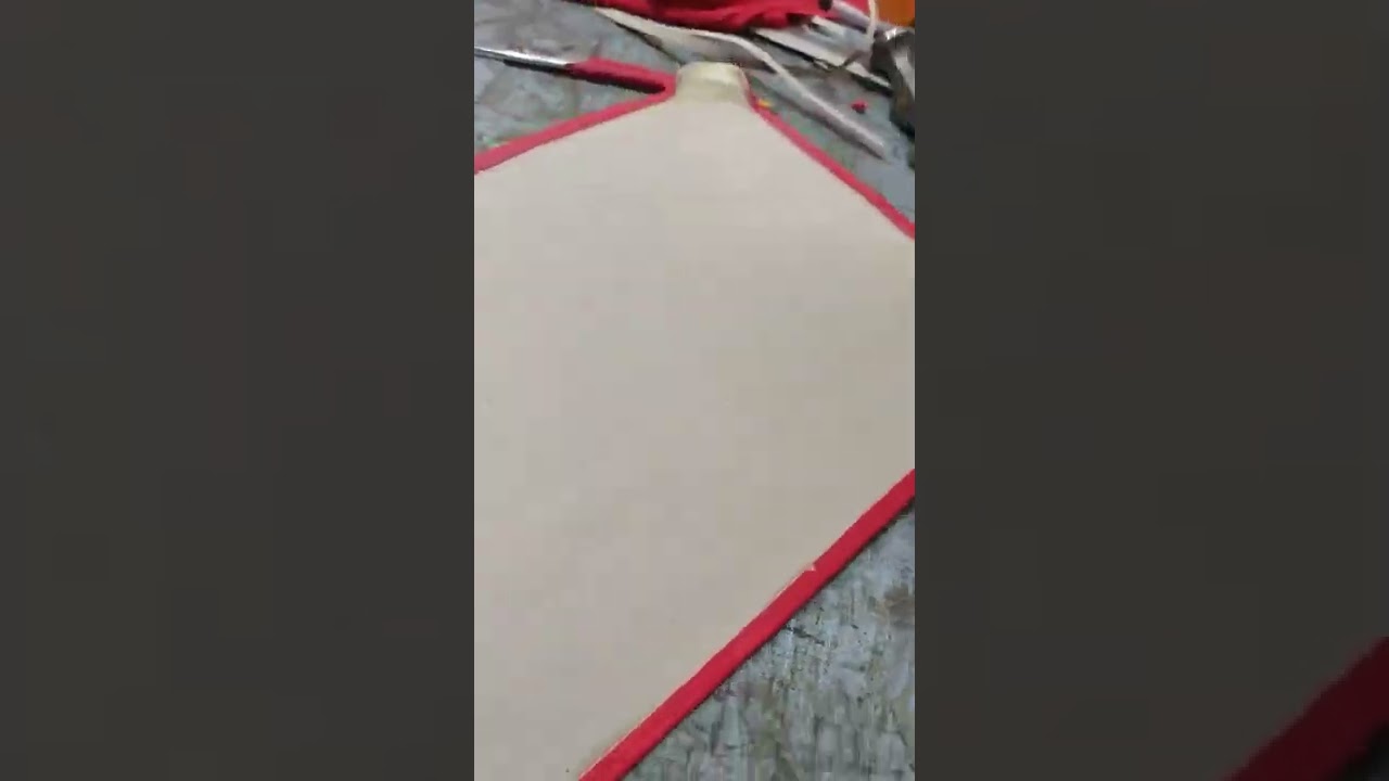 Doblado de cuero sint&eacute;tico.