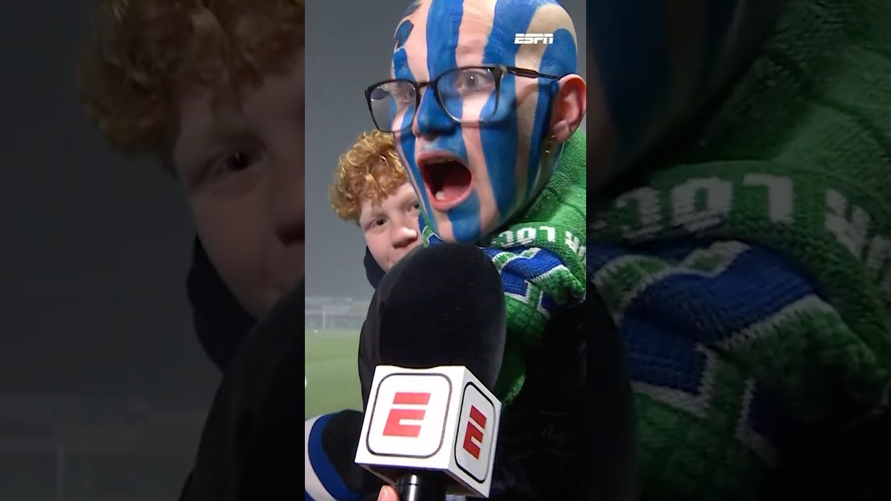 🔵⚪ Jonge fan Quick Boys hakt erop los 🕺