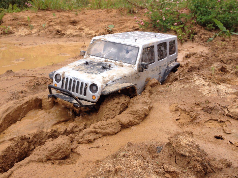 RC Jeep Wrangler JK in mud Axial scx10