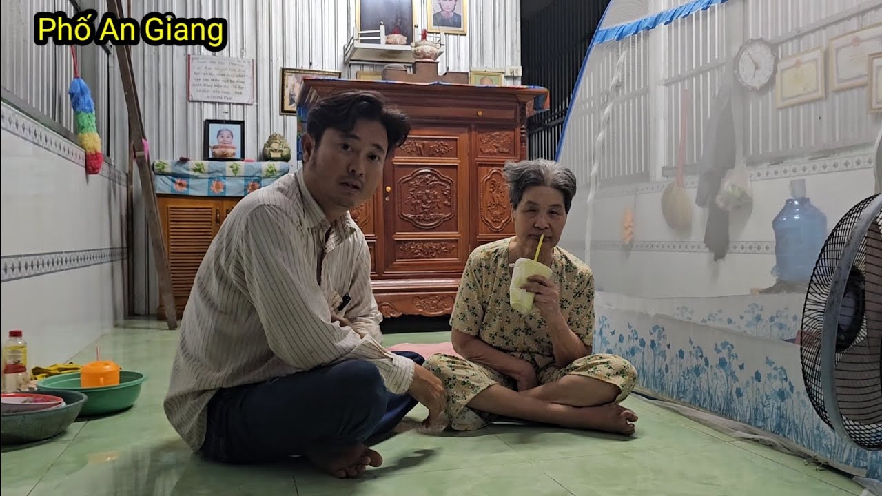 Bà cụ mù bị tai biếng ko có người thân