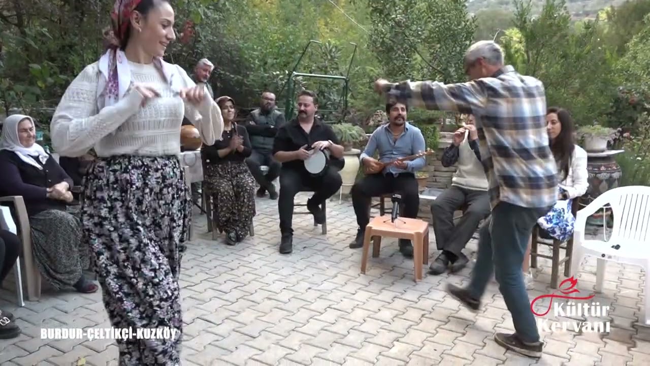 Uğur Önür Köyündeki akrabalarıyla Çaldı Söyledi,yöresel Oyunlar oynandı