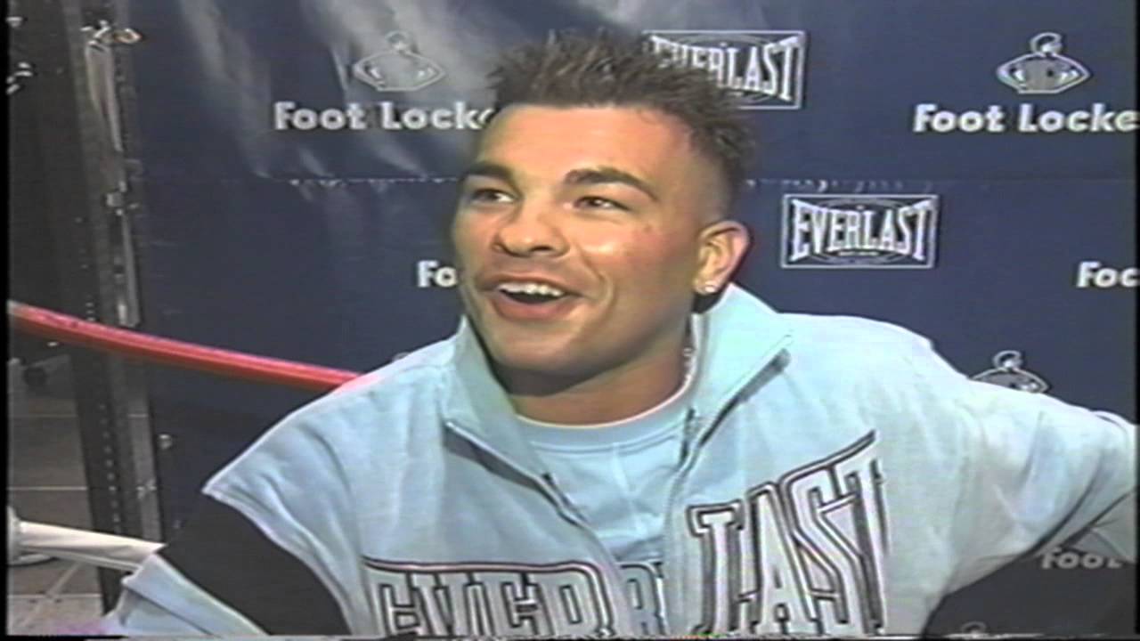 Arturo Gatti and Micky Ward sign autographs in 2003