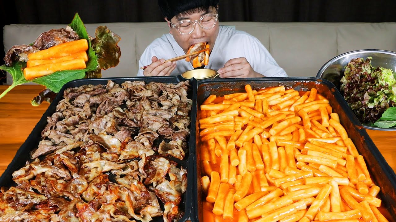 떡볶이랑 대패삼겹살 차돌박이.. 조합이 너무 좋으니깐 상추에 쌈싸먹음..