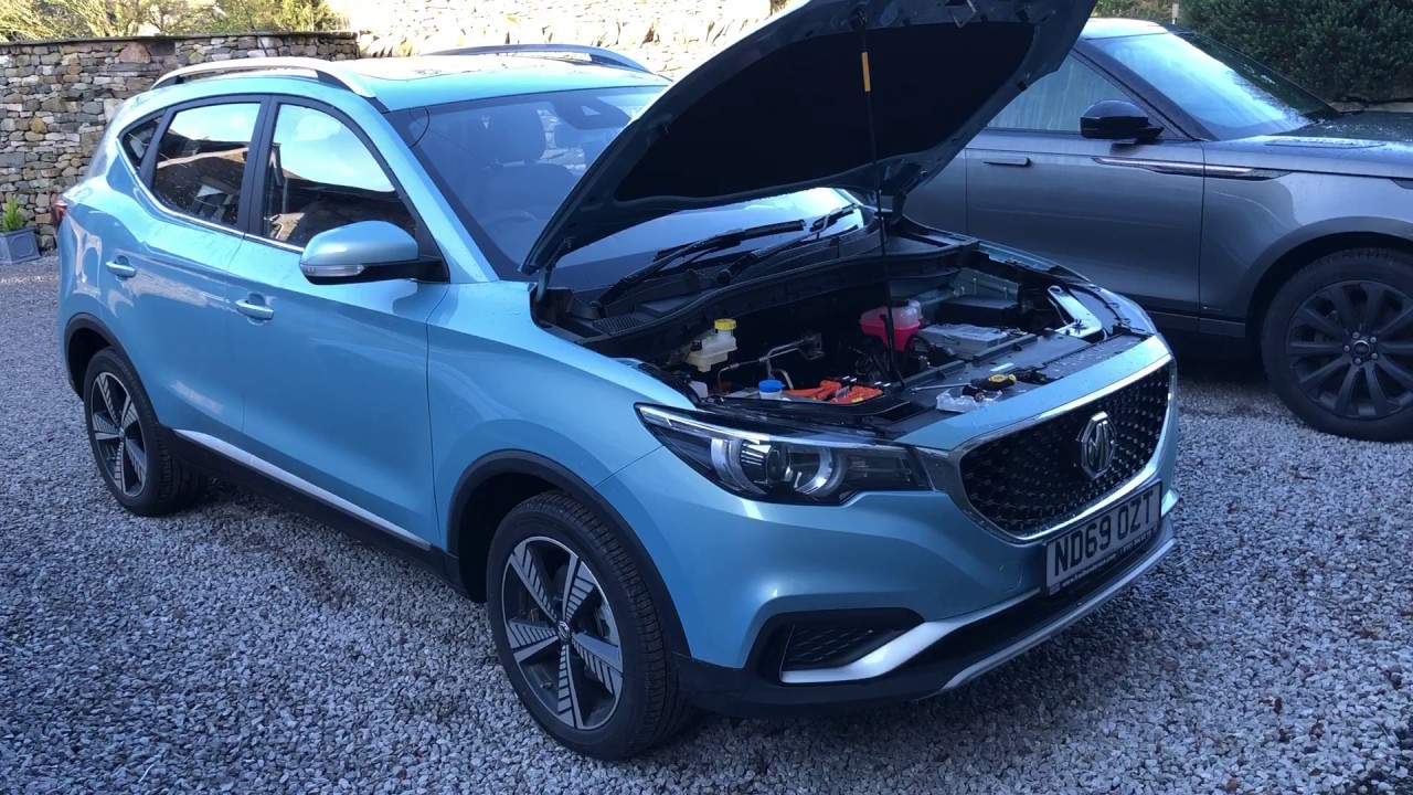 Replacing the headlight bulbs in an MG ZS EV.