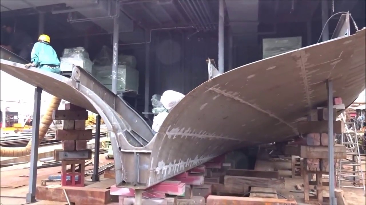 両頭型旅客船兼自動車航送船（フェリー）松浦造船所「第十きりくし」船首側空所内各機器設置～船前方部（車輌甲板）ブロック搭載～レベル出し・ガス切り・確認作業等（10）