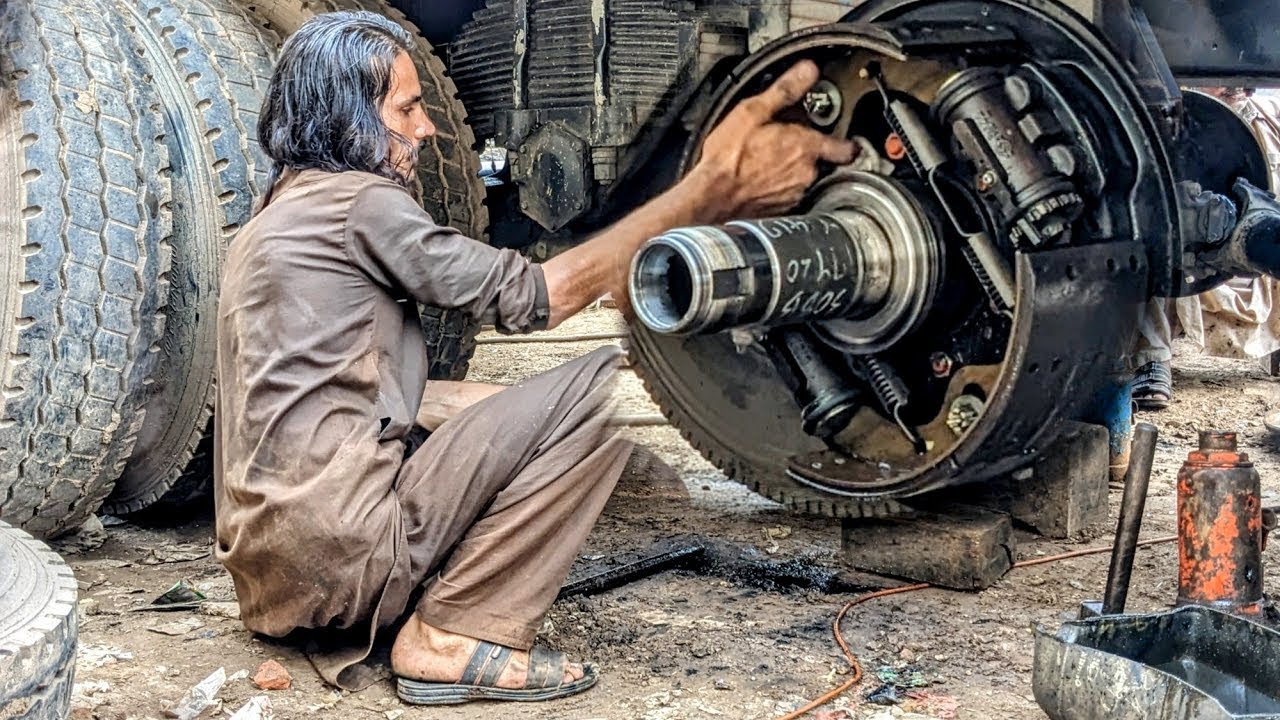 ميكانيكي باكستاني يفاجئ الجميع… إصلاح محور خلفي لمقطورة 22 عجلة بطريقة لا تُصدق