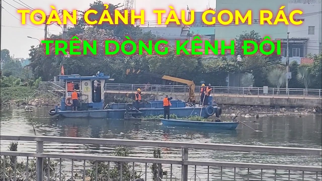 Toàn cảnh tàu gom rác trên dòng Kênh Đôi Quận 8 cũ