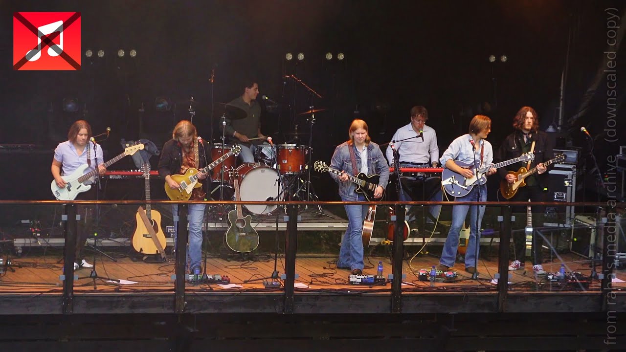 [MUSIC MUTED] In Every Way Eagles play 'Life In The Fast Lane' at Fosskonserten (2024, Norway)
