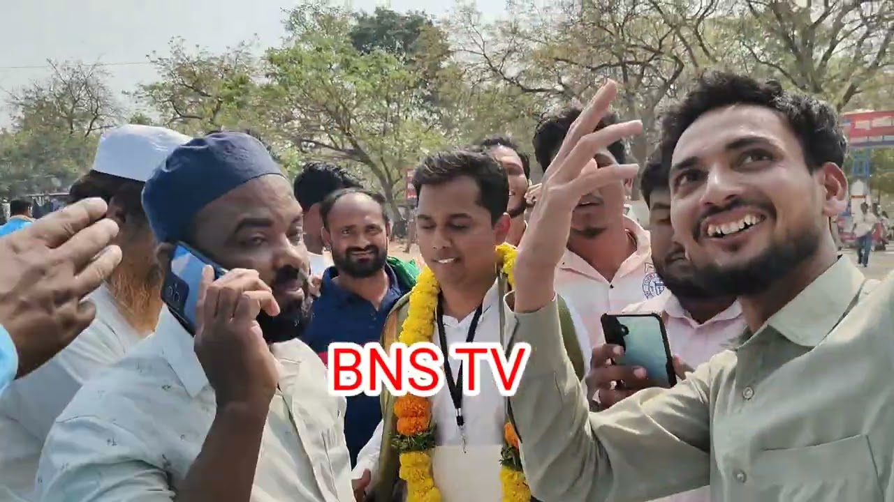 నిర్మల ఎలక్షన్ సెంటర్ దగ్గర కార్యకర్తల. హంగామా. అరుపులు. కేకలు.సంబురాల్లో గెలిచిన వాళ్ళు జనసముద్రం