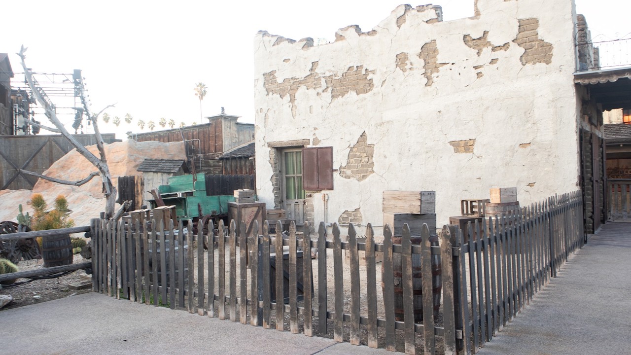 DESERT AND CEMETERY PLACE IN KNOTT'S BERRY FARM