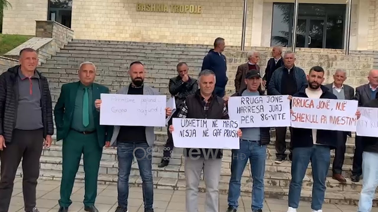 Tropojë/Rruga lidhëse me Kosovën në gjendje të mjerueshme,banorët zhvendosin protestën para Bashkisë