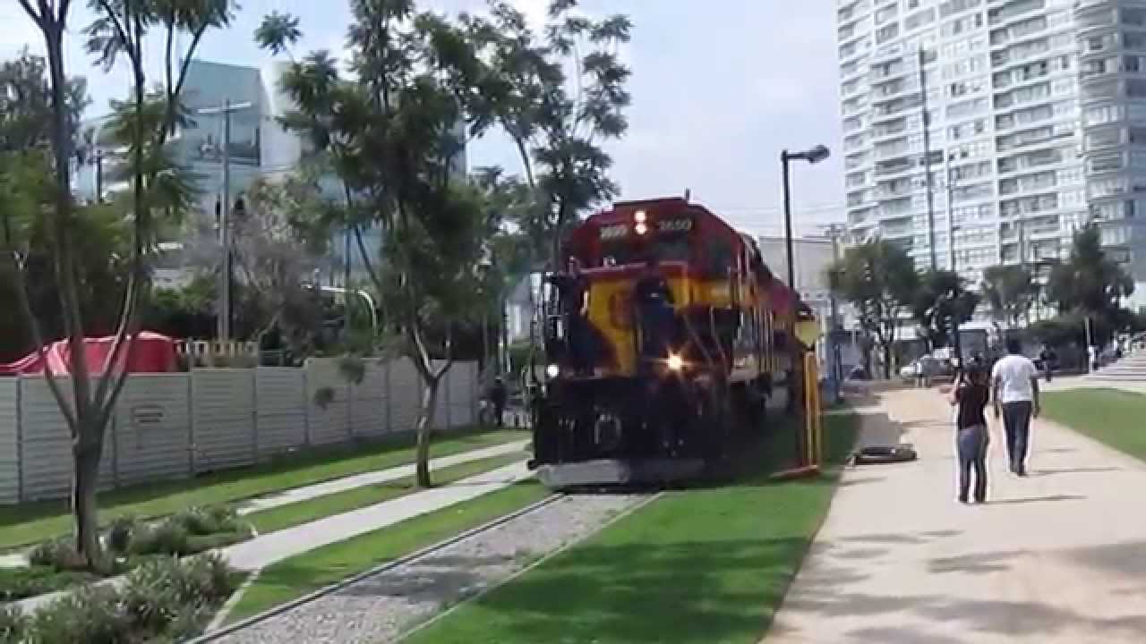 Tren pasa sobre Plaza Carso