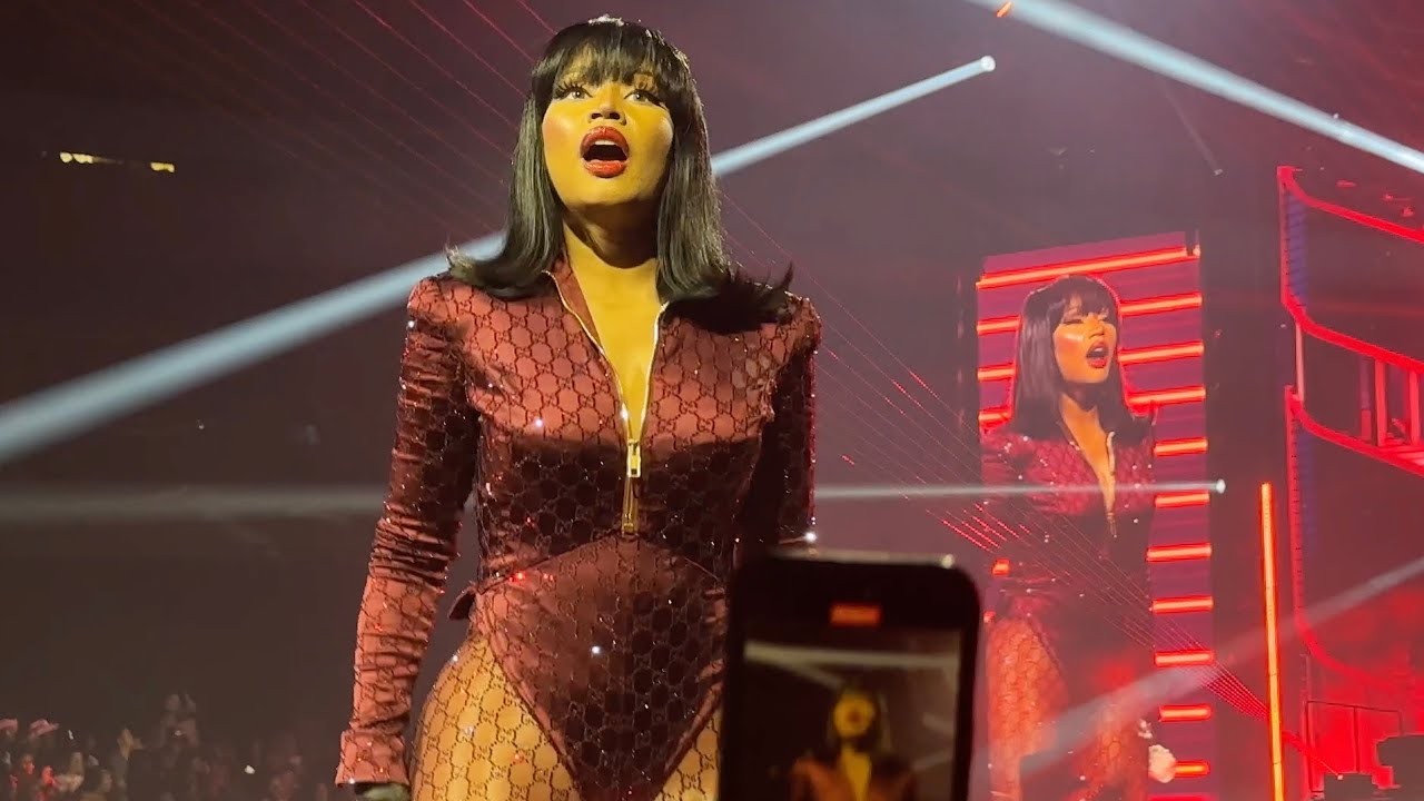Nicki Minaj performs ITTY BITTY PIGGY and more LIVE in Dallas, TX
