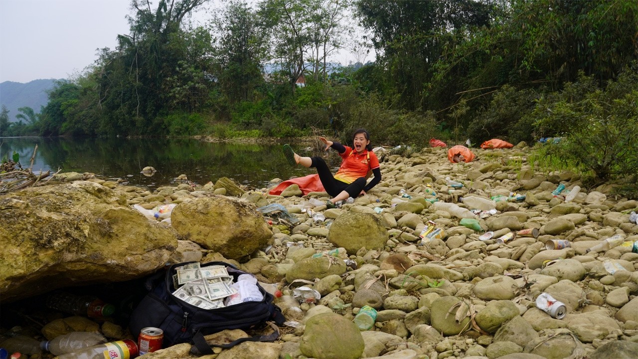 The poor girl found a backpack containing a lot of money inside, along with a pile of scrap metal.