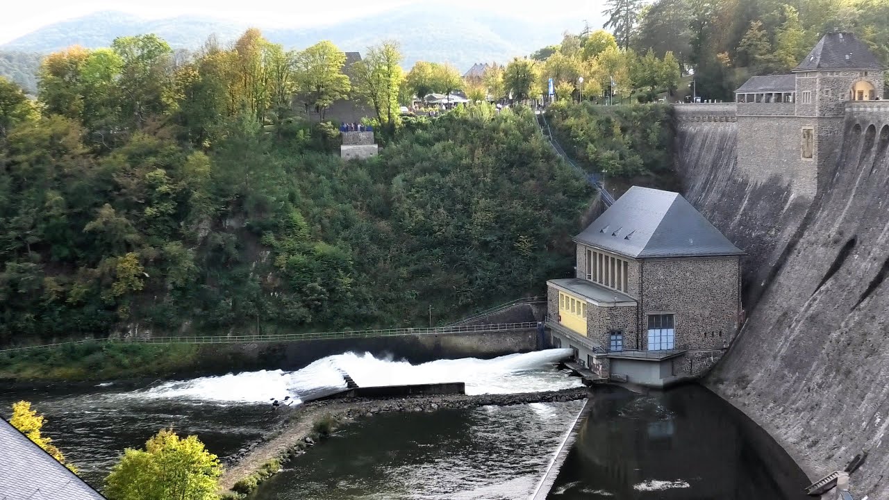 Edersee Sperrmauer : Öffnung einer der sechs Grundablässe Oktober 2023