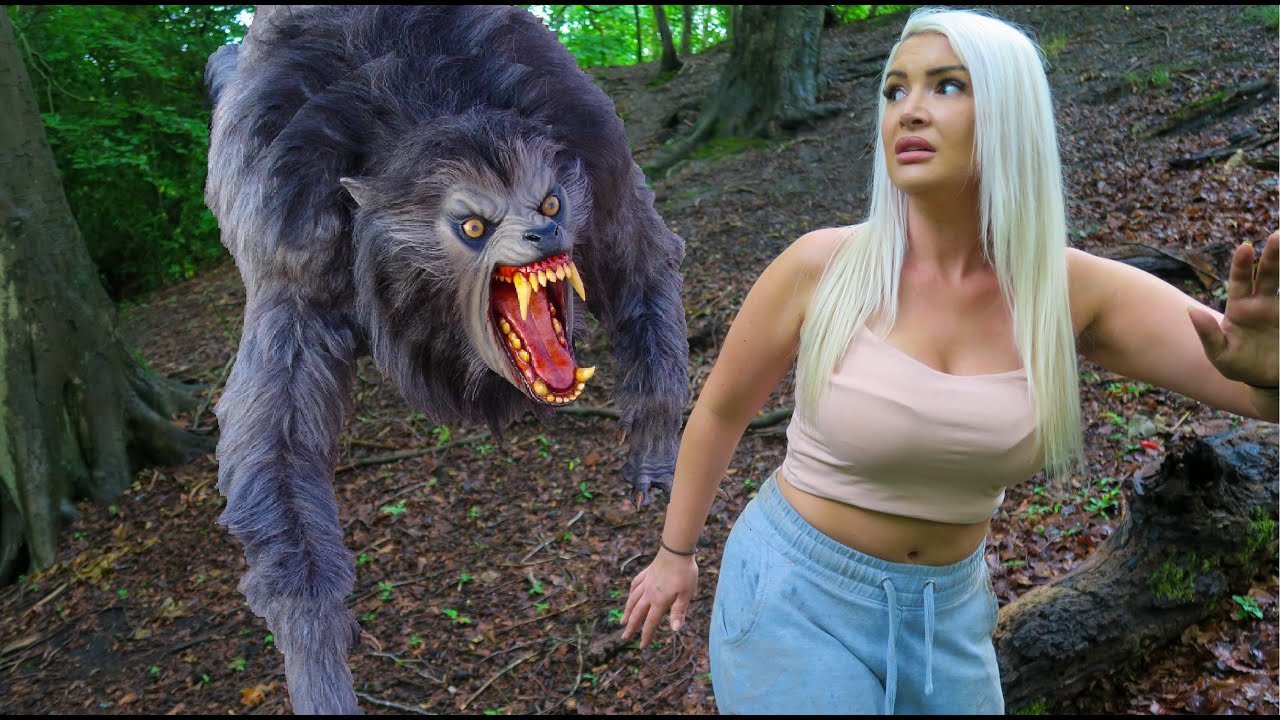 Chased By A Werewolf!! Werewolf vs Woman