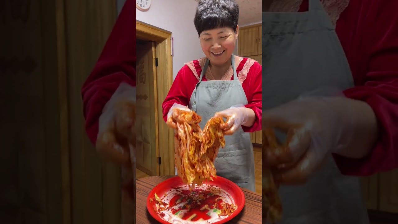 在寒冷的冬日，用腌好的辣白菜给爸妈做一顿韩式部队火锅，让他们尝个新鲜，冬日美食就爱这一口。#韩式部队火锅 #东北猫冬生活 #冬天的灵魂是在家吃火锅 #天冷了吃点啥 #腌辣白菜