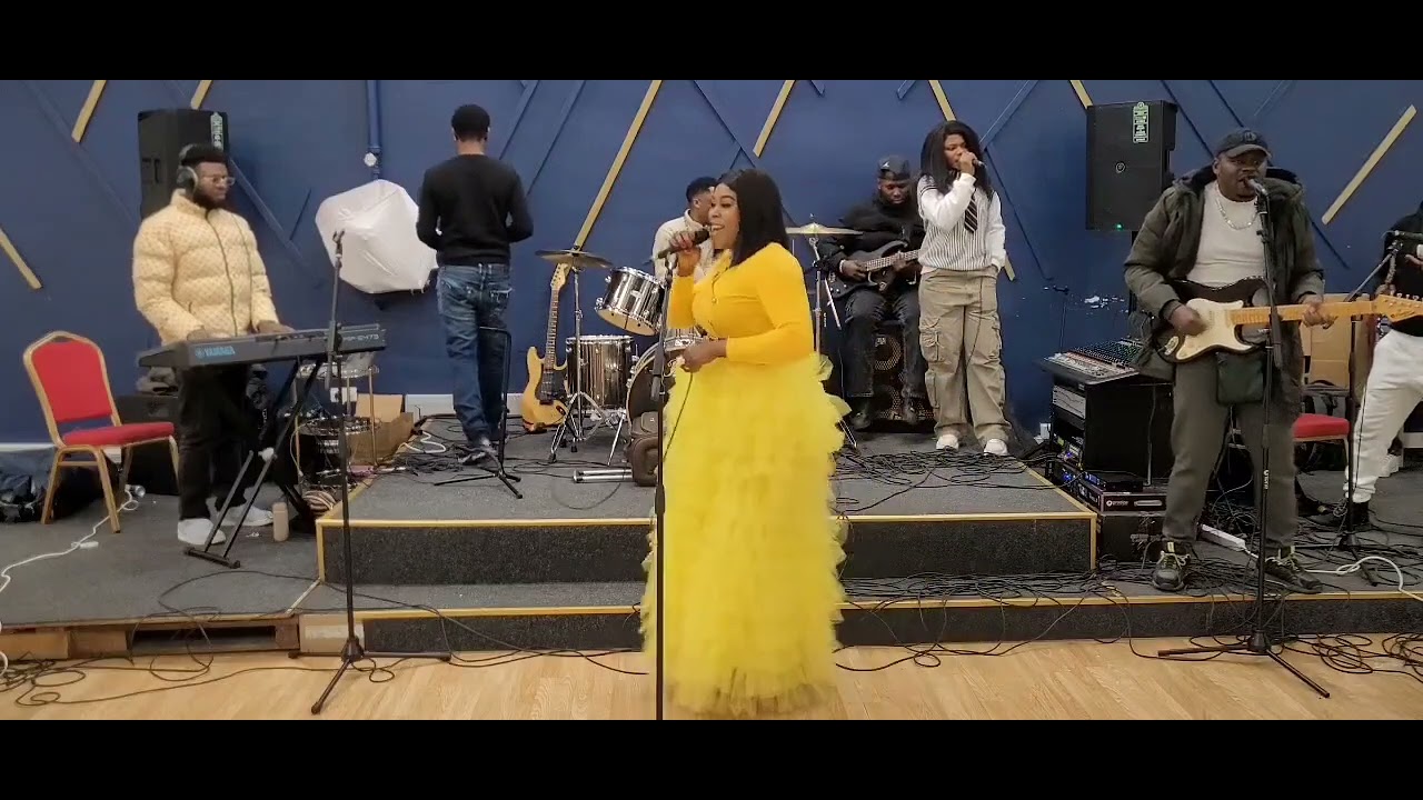 Blessing Eragbon performing live in Paris 