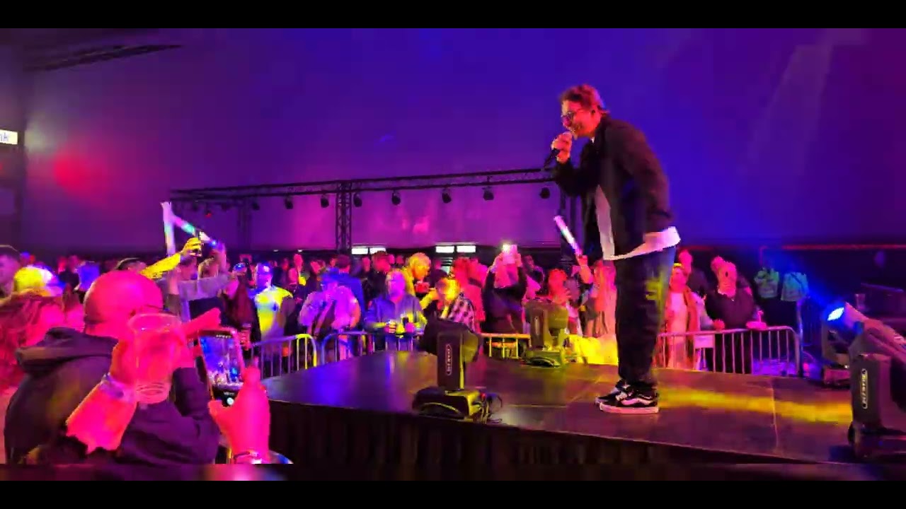 Chris Bauer - Hoe heet dat liedje - live bij Fokks fuifje Sneek
