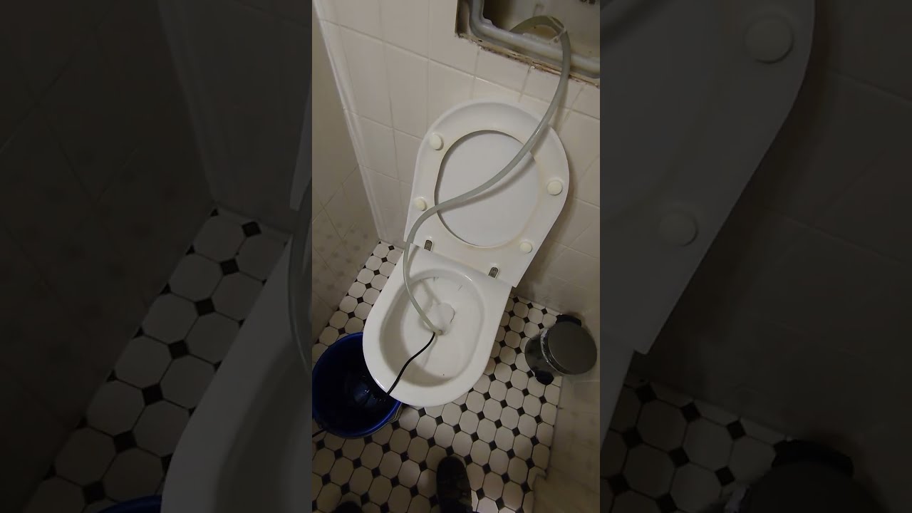 WC spült schlecht? Dieser Pumpen-Trick spart Zeit & Geld!