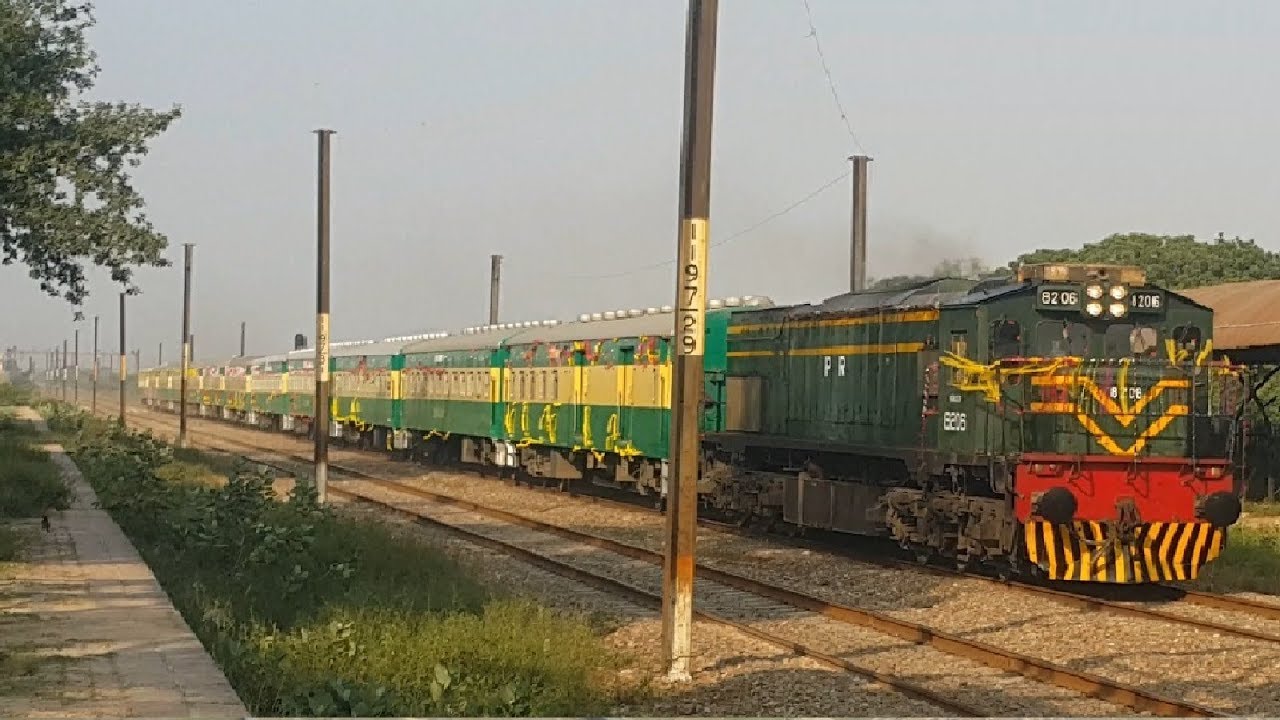 Decorated Jinnah Express Train With Economy Class Passing Kana Kacha, Lahore || Pakistan Railways