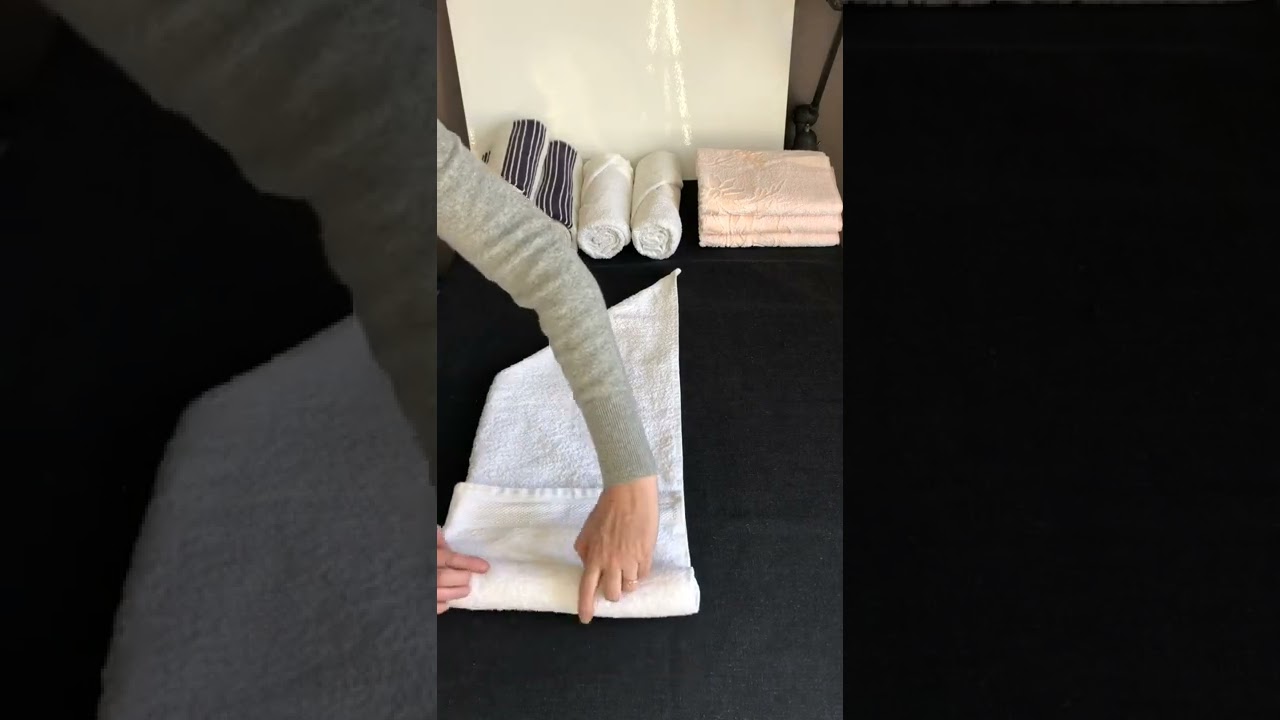 Comment plier les serviettes de toilette. Tuto pliage en rouleaux et pliage h&ocirc;tel.