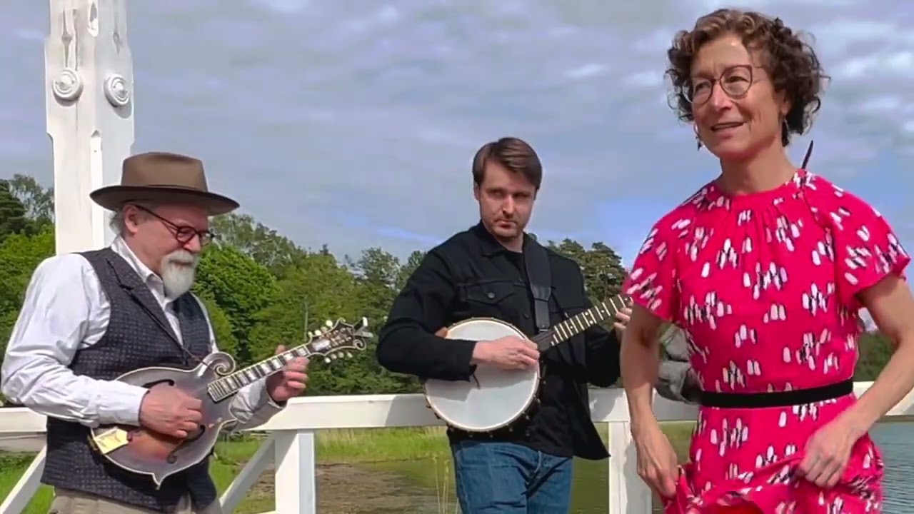 Sally Brown Jig - Miss Moonshine dancing with Wasel & the Weasels on Seurasaari Bridge, Finland