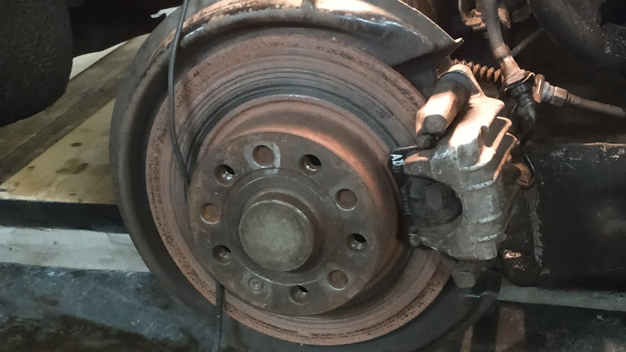 Задний суппорт клинит  и плохо тормозит на Skoda Octavia A5.