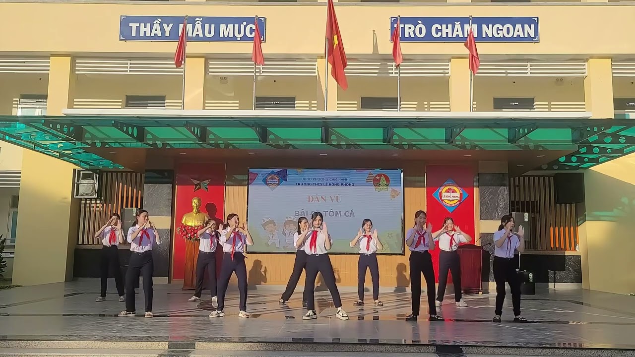 Dân vũ "Bài ca Tôm cá" học sinh trường THCS Lê Hồng Phong, phường Cam Ranh, tỉnh Khánh Hòa.