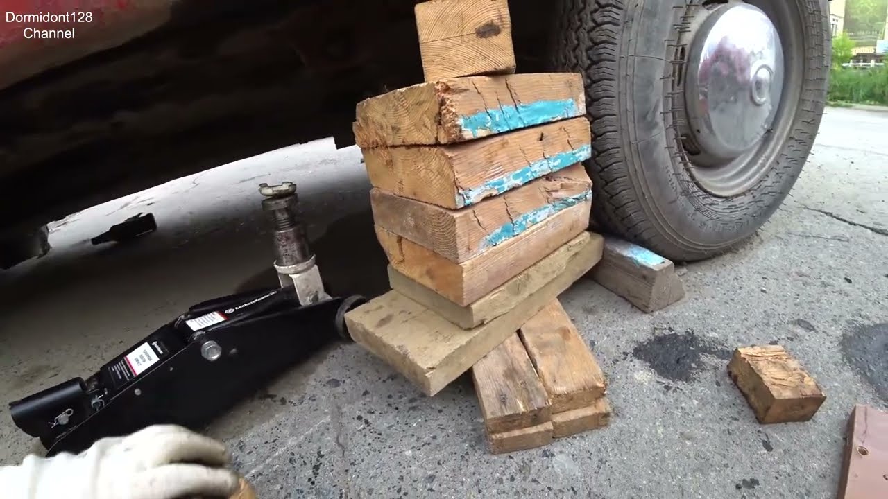 Москвич. Москвич 426. Доливаю масло в  домкрат подкатной 2 тонны в кейсе БелАК БАК.00531.
