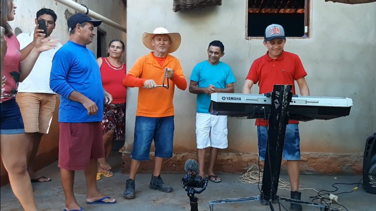 Bastidores: Cachorrinho do brega faz um forró na Serraria.