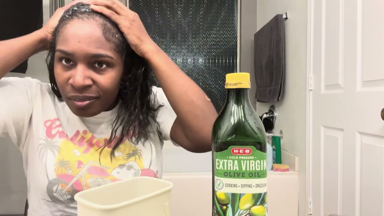 Hair care! Watch me rub aloe Vera in my hair to get some full nutrients and hydration #haircare 