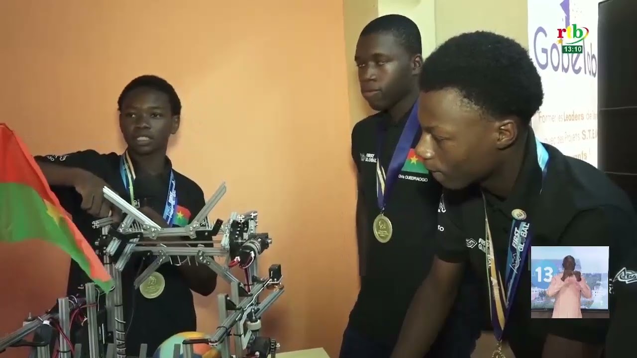 Hiram Amousso et ses camarades, lauréats de la médaille d’or au Panama au mondial de la robotique