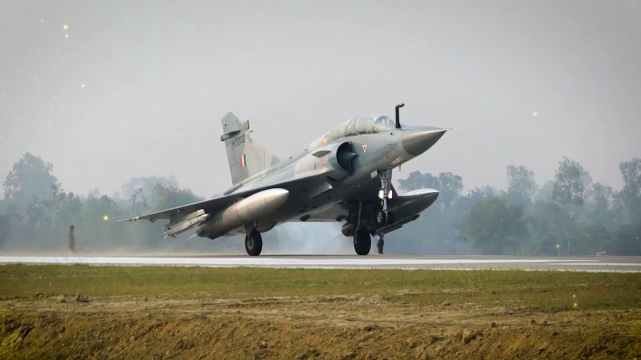 अचानक हाईवे पर उतरा, पीएम मोदी का जहाज। PM Modi Plane landed on highway