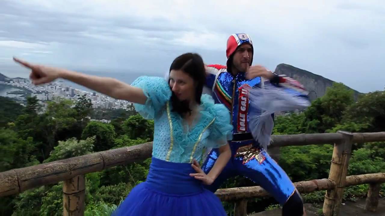 Delafe y las flores azules - Río por no llorar (Videoclip oficial)