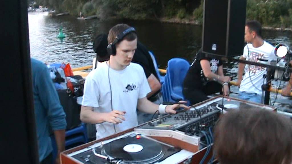 Jeremy Summer@nightworker Houseboat