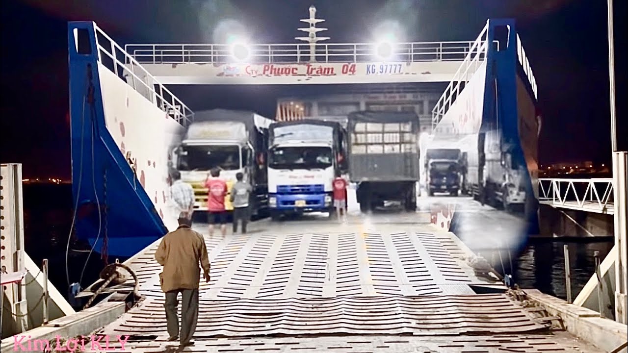 Tàu Chở Xe Vượt Biển Phú Quốc Chở Hơn 40 Xe Tải Hạng Nặng
