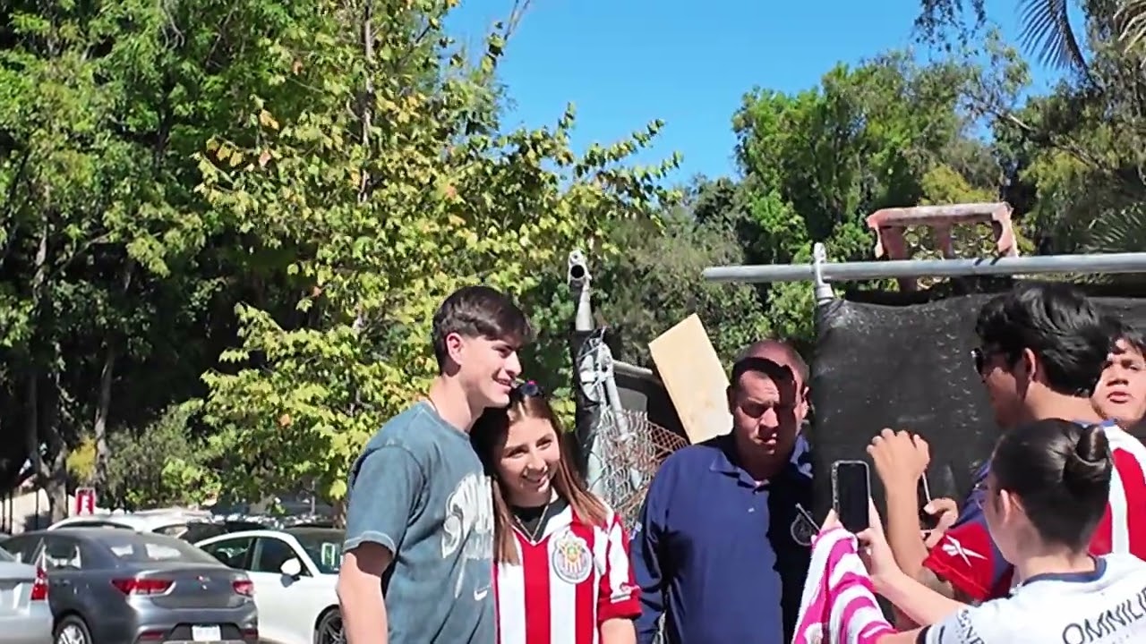 La Hormiga González y el trato de ídolo que tiene la gente de Chivas con él
