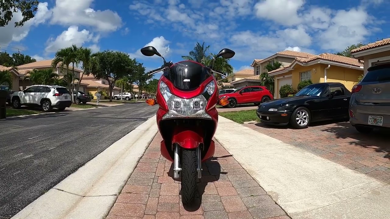 Scooter Review 2013 Honda PCX 150 vs 2001 Helix 250